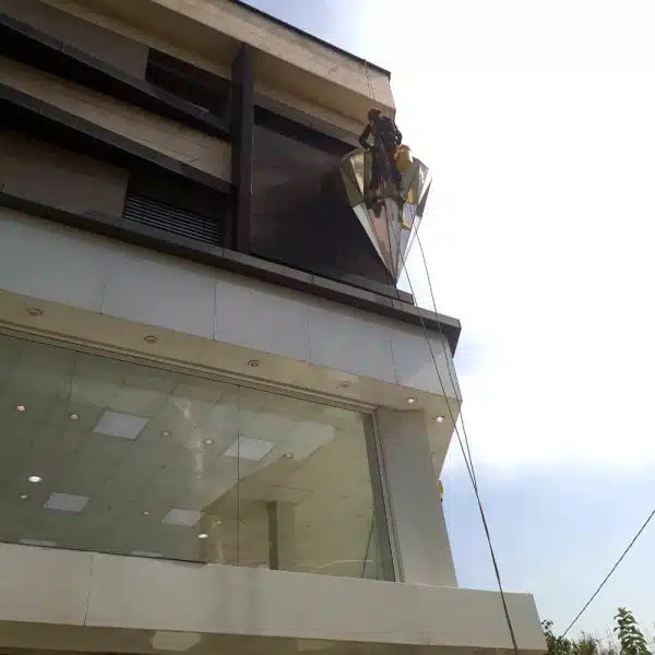 نماشویی شیشه های قدی نمایشگاه ساختمان الماس واقع در شهر تهران با استفاده از طناب