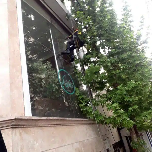 شستشوی شیشه های قدی رستوران گنجه در تهران با طناب