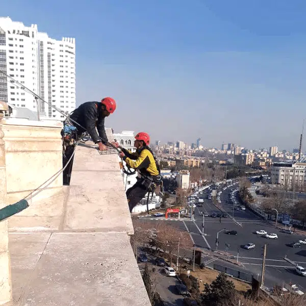 پوشاندن درز انقطاع نمای ساختمان با استفاده از تکنیک دسترسی با طناب در شهر تهران و حومه