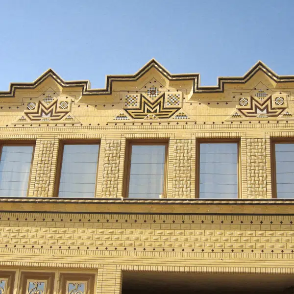 شستشوی آجر سه سانتی نمای ساختمان در شهر تهران با استفاده از تکنیک دسترسی با طناب