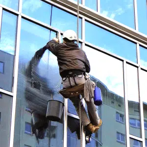 شستشوی شیشه نمای ساختمان در شهر تهران با طناب