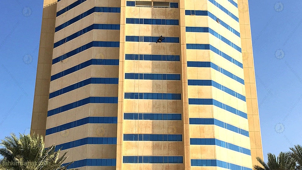 روش نماشویی در جزیره کیش، تصویر مرتبط با برج صدف کیش است که سالانه 1 مرتبه توسط عوامل اجرایی شرکت تحکیم صنعت صعود نماشویی می‌گردد. 