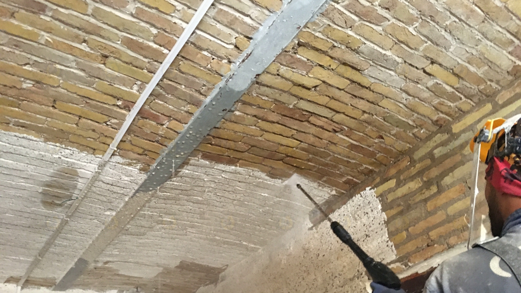نمونه تصویر واترسندبلاست سقف آجری